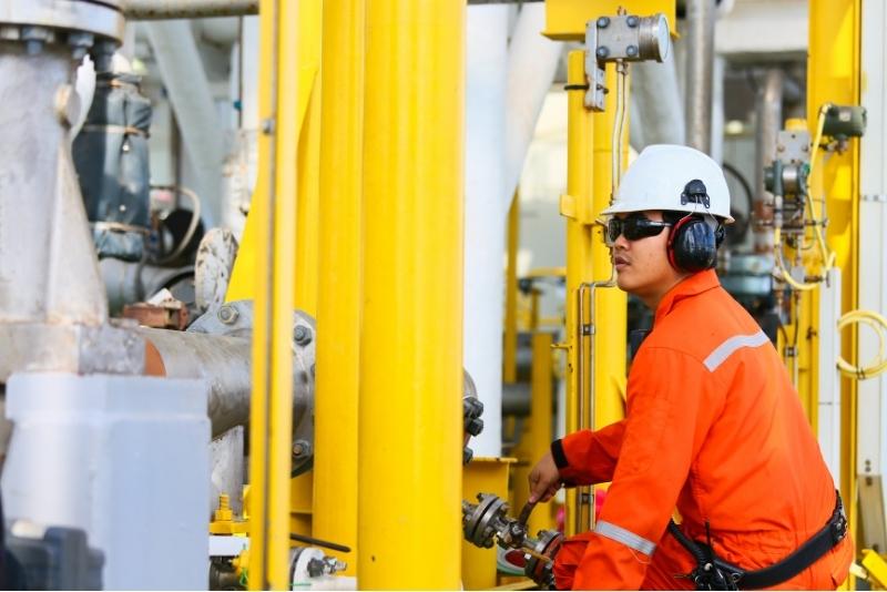 Oil and gas field technician using augmented reality remote support on site