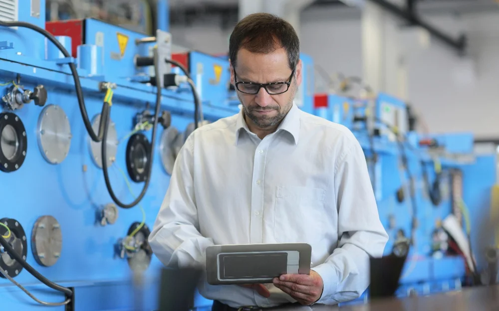 Remote-Experte leitet einen Techniker mit AR-Annotationen an